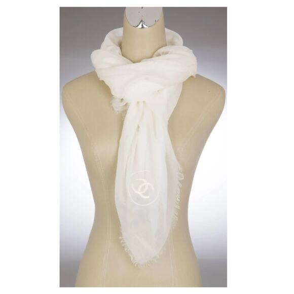 CHANEL Christmas 2009 White LARGE Scarf Cashmere CC Logo Embroidered Around Neck - Picture 1 of 9